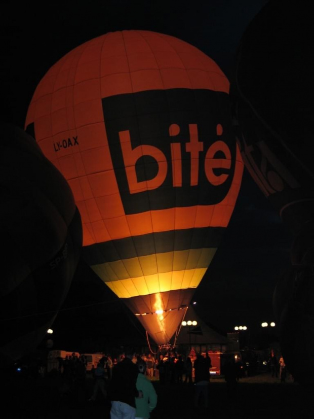 Nocny pokaz balonów podczas XV Balonnowego Pucharu Leszna