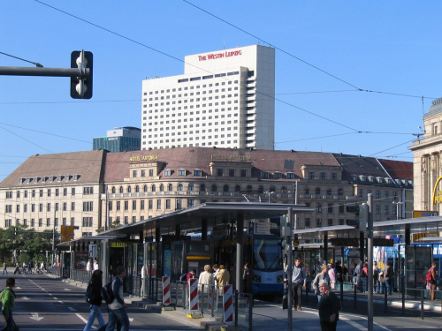 zajazd tramwajowy przed główną stacją kolejową #Leipzig #Niemcy #kolej #stacja