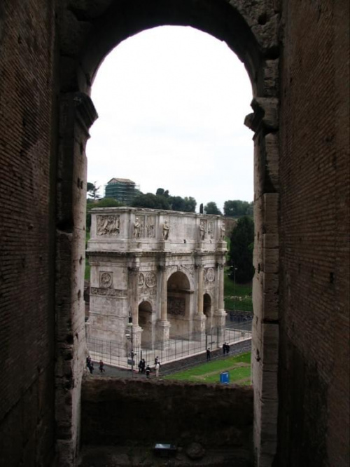 Łuk Konstantyna (Arco di Constantino) widziany z Koloseum