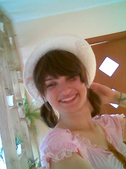 2006-06-21 Mylenka w kapelutku Lonki (wtedy jeszcze nie jej =P). Zdjęcie zatytułowane DOMEK NA PRERII =P