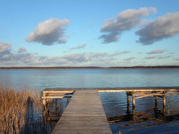 pusty pomost nad jeziorem Kocioł