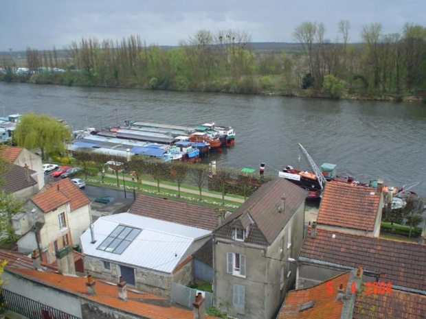 Conflans-Sainte Honorine - Widok na Sekwanę (F - Seine) oraz m.in. tzw. péniches, czyli statki na których zwykli ludzie mieszkajš. One stajš się coraz bardziej modne