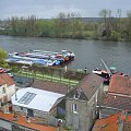 Conflans-Sainte Honorine - Widok na Sekwanę (F - Seine) oraz m.in. tzw. péniches, czyli statki na których zwykli ludzie mieszkajš. One stajš się coraz bardziej modne