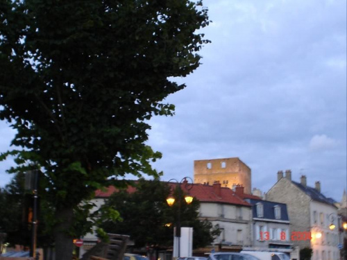 Conflans-Sainte Honorine - brzegi Sekwany (F - Seine), z widokiem na owietlonš wieżę Montjoie