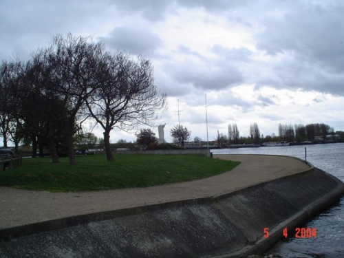 Conflans-Sainte Honorine - to miejsce jest bardzo ciekawe bo rzeka Oise, płynca z Chimay (w Belgii) przez m.in. Compiegne, Creil, L'Isle-Adam, Auvers-sur-Oise, Pontoise i Cergy się rzuca w Sekwanę (F - Seine)