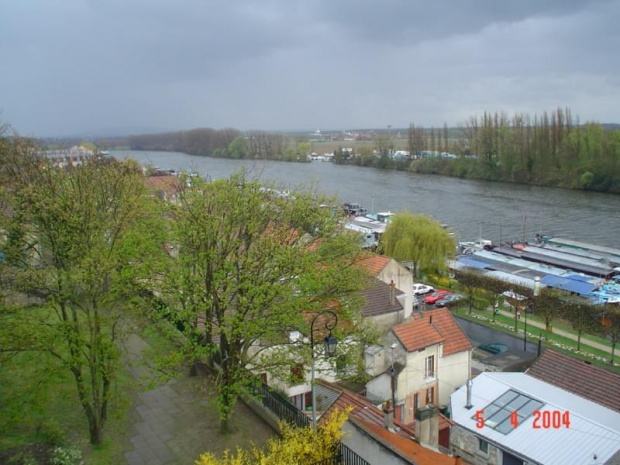 Conflans-Sainte Honorine - Widok na Sekwanę (F - Seine) oraz m.in. tzw. péniches, czyli statki na których zwykli ludzie mieszkajš. One stajš się coraz bardziej modne