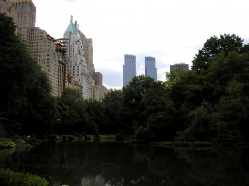 Nowojorski Central Park. Największy park w Nowym Jorku, jednak wszystko jest w nim zrobione ręką człowieka. Pod tą masą zieleni, jest beton, a pod nim cała machineria, która włącza sztuczne strumyczki, wodospady, źródełka. Nie ma w nim niestety nic nat...