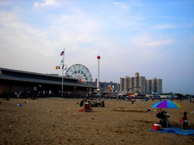 Wesołe miasteczko na Coney Island. W perspektywie widać już zabudowania Brighton Beach - dzielnicy rosyjskich Żydów. Tu już słyszy się tylko język rosyjski