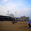 Wesołe miasteczko na Coney Island. W perspektywie widać już zabudowania Brighton Beach - dzielnicy rosyjskich Żydów. Tu już słyszy się tylko język rosyjski