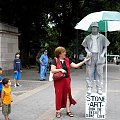 Manhattan - Columbus Circle. Tu próbuję wybadać sytuację czy osoba stojąca na podwyższeniu jest osobą żywą czy rzeźbą