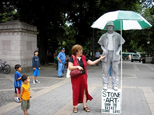 Manhattan - Columbus Circle. Tu próbuję wybadać sytuację czy osoba stojąca na podwyższeniu jest osobą żywą czy rzeźbą