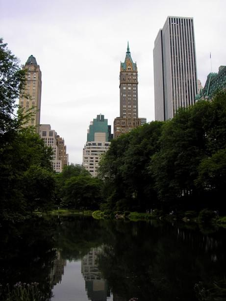 Nowojorski Central Park. Największy park w Nowym Jorku, jednak wszystko jest w nim zrobione ręką człowieka. Pod tą masą zieleni, jest beton, a pod nim cała machineria, która włącza sztuczne strumyczki, wodospady, źródełka. Nie ma w nim niestety nic nat...