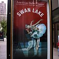 Nowojorskie Lincoln Center. Plakat reklamujący występy Teatru Bolszoj - tu balet Jezioro Łabędzie