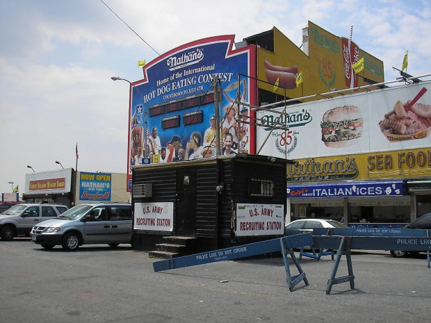 Stara smażalnia hotdogów na Coney Island