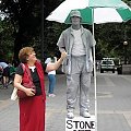 Columbus Circle. Badam tu czy osoba stojąca tak nieruchomo jest żywą osobą czy rzeźbą