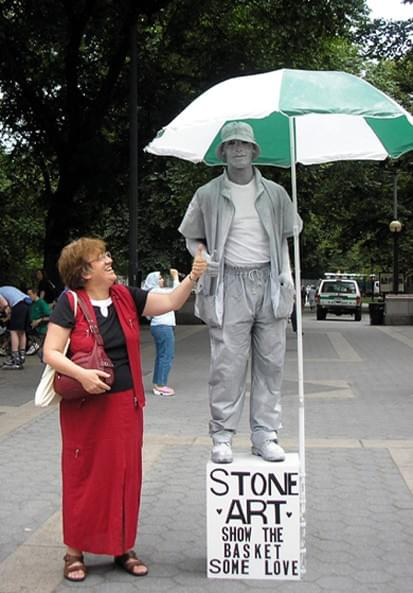 Columbus Circle. Badam tu czy osoba stojąca tak nieruchomo jest żywą osobą czy rzeźbą