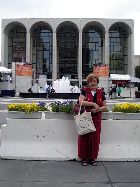 Lincoln Center. Z tyłu za mną słynna nowojorska Metropolitan Opera. Ciekawostką tu jest co się dzieje tuż przed rozpoczęciem przedstawienia. Na chwilę przed zagraniem uwertury, podciągane są stopniowo w góre żyrandole wiszące nisko nad widownią. Podnos...