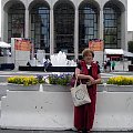 Lincoln Center. Z tyłu za mną słynna nowojorska Metropolitan Opera. Ciekawostką tu jest co się dzieje tuż przed rozpoczęciem przedstawienia. Na chwilę przed zagraniem uwertury, podciągane są stopniowo w góre żyrandole wiszące nisko nad widownią. Podnos...