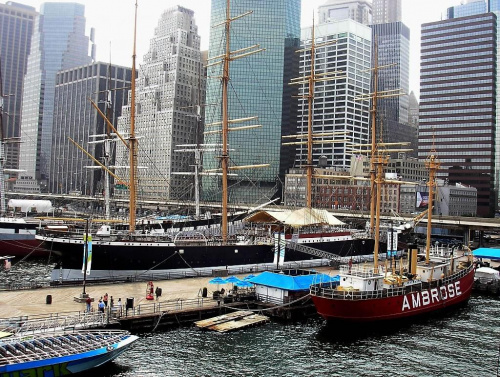 Manhattan - South Street Seaport. Uroczy deptak, a przy nim masa sklepików, restauracji no i oczywiście przycumowanych statków