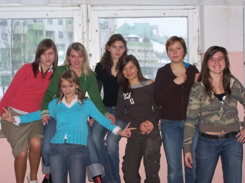 Laseczki z kl. z gim, a wiec od lewej: ASia, Natala, pod nia Paula, Ja, Marta, Bianka i Sylwia:))