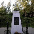Krzyż jeszcze sprzed pierwszej wojny światowej, poświęcony walczącym o wolność Ojczyzny w walkach ze Szwedami w czasie Potopu Szwedzkiego. Kurhan, przy którym stoi ten krzyż, był usypany z ciał poległych żołnierzy polskich i szwedzkich. Jeszcze parę la...
