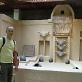 Muzeum cywilizacji anatolijskich w Ankarze. Miasto Catal Hoyuk - starsze jest tylko Jerycho. Odtworzone wnętrze mieszkania prymitywnych ludzi - można zobaczyć jak mieszkali i czym się zajmowali.