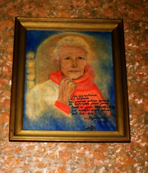 W knajpkach i kawiarenkach na Saskiej Kępie, w których bywała Agnieszka Osiecka, wiszą jej portrety. Nie wisiał tylko jej portret w kawiarence najbardziej z nią związanej, "Na Francuskiej", gdzie napisał piosenkę pod tym samym tytułem