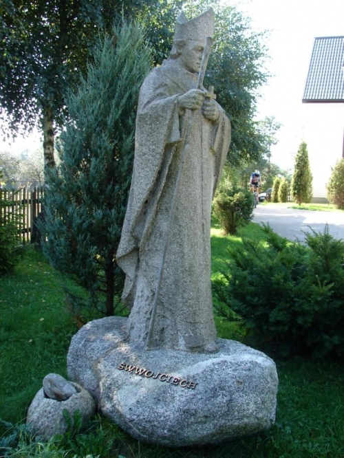 Figura św. Wojciecha przed Kościołem Matki Bożej Nieustającej Pomocy w Kamienicy Królewskiej