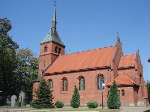 Kościół pod wezwaniem św. Jana Chrzciciela w Sierakowicach / ewangelicki kościół zbudowany z czerwonej cegły w 1890r. w stylu neogotyckim