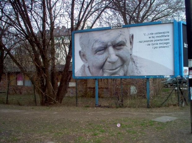 To jest chyba najbardziej za serce chwytające zdjęcie z tych wszystkich w tym albumie.
Widoczne na tych zdjęciach baraki te zbudowali hitlerowcy w październiku 1939 roku z cegieł po zburzonych kamienicach. Pełniły rolę siedziby władz okupacyjnych. Pote...