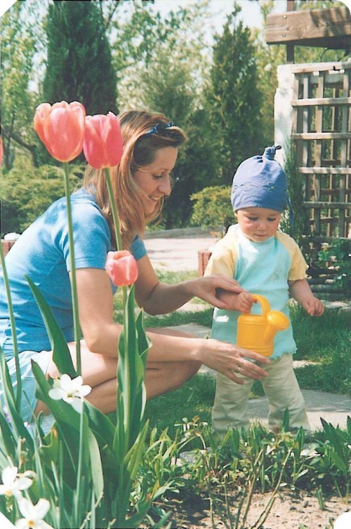 Maj 2002. Jeździmy do babci Lucynki na działkę, pomagam jej przy podlewaniu kwiatków.