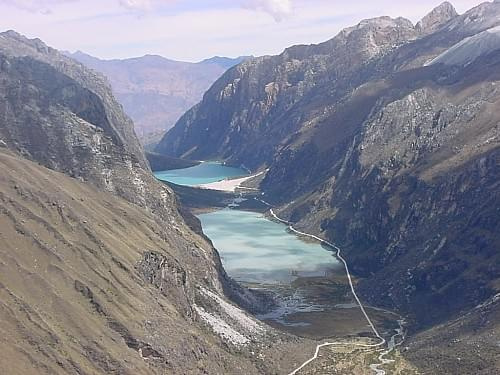 Widok z przełęczy Portachuelo Llanganuco (4767 mnpm) na Lagos Llanganuco, niedaleko szczytu Huascaran, Peru