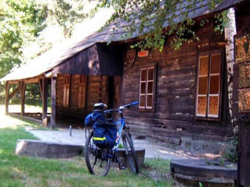 rower i dom z drewna
