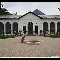 Zbiory luksusowej porcelany, szkła i srebra uzupełniają obrazy i rzeźby, niezmierną wartość ma też biblioteka z prawieże 16 000 tomów.