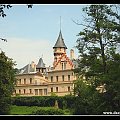 Zbiory luksusowej porcelany, szkła i srebra uzupełniają obrazy i rzeźby, niezmierną wartość ma też biblioteka z prawieże 16 000 tomów.