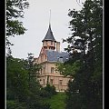 Zbiory luksusowej porcelany, szkła i srebra uzupełniają obrazy i rzeźby, niezmierną wartość ma też biblioteka z prawieże 16 000 tomów.