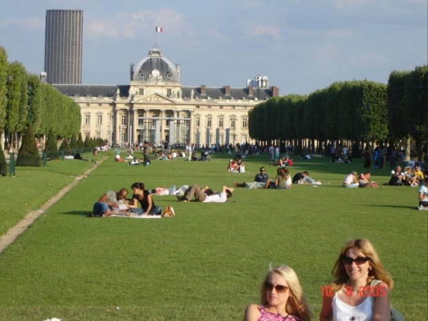 Paris VII (7. dzielnica Paryża) - Champ de Mars (Pole Marsowe) - spory pas zieleni między Wież Eiffela (F - Tour Eiffel) a Szkoł Wojskow (F - École Militaire)