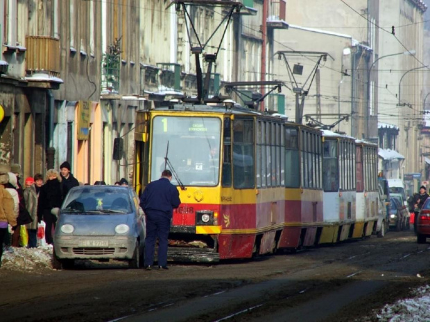 Małe autko, a zablokowało taaaki wielki tramwaj...