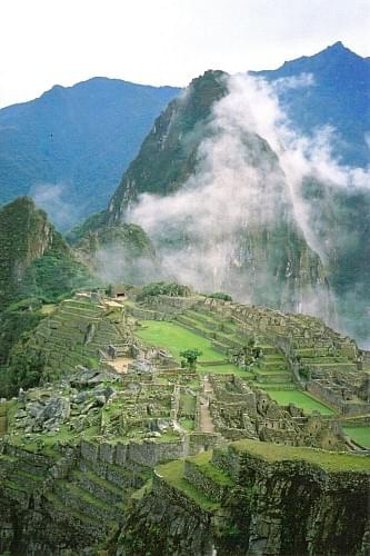 Machu Picchu, we mgle góra Huayna Picchu, z której jest piękny widok na okolice, Peru