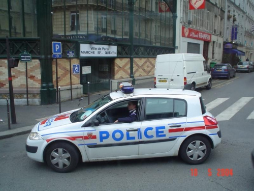 Paris X (10. dzielnica Paryża) - Policjanci prowadzš jak NIE należy, czyli z łokciem na drzwiach ...