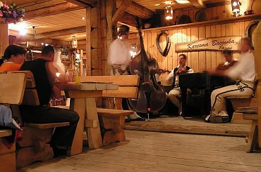 Krupówki, Karczma Bacówka, co wieczór grała inna kapela. #karczma #Zakopane