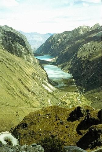 Widok z przełęczy Portachuelo Llanganuco (4767 mnpm) na Lagos Llanganuco, niedaleko szczytu Huascaran, Peru