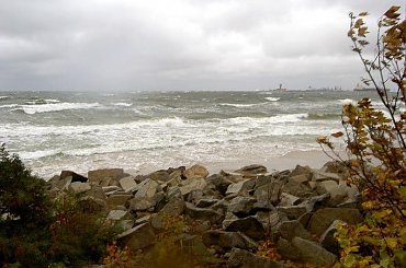 Westerplatte-fale zalewaly cała plaże,co to był za widok,chociaż zmywało mnie z "pokładu" #NadMorzem #sztorm #jesień #Westerplatte