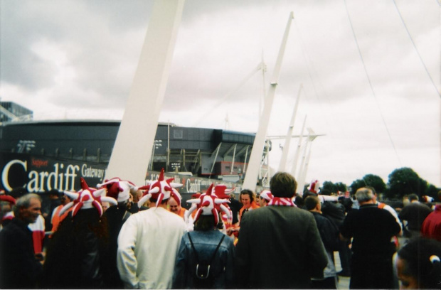 Zdjęcia z wyjazdu do Cardiff na mecz Walia - Polska, rok 2001.