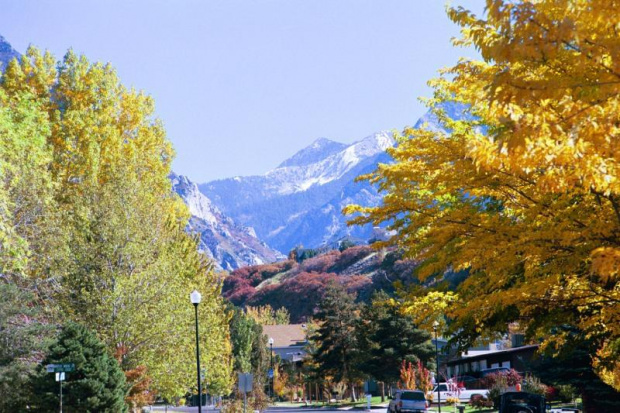 Beautiful view of the Little Cottonwood Canyon seen from the suburban area of Salt Lake Valley.
To wlasnie tutaj na wysokosci South Wasatch Boulevard, miesci sie wyjatkowa, mozna rzec najpiekniejsza i najmilsza restauracja w stanie Utah o nazwie "...