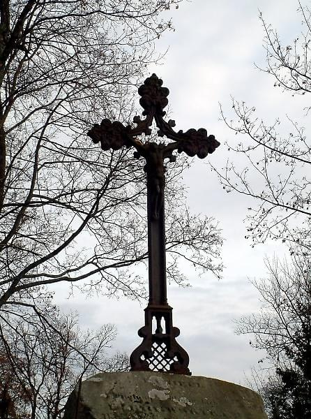 Nagrobek Justyny z Wolynskich Czadowskiej. Wielki neogotycki, azurowy krzyz zeliwny z wizerunkiem Chrystusa, z bogata dekoracja rzezbiarska. #RossaCmentarz