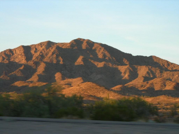 I-10 east, Arizona. Półcienie zachodzącego słońca.