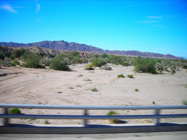 Arizona State Highway 95. Te barierki dlatego, że jadę po moście. Tylko rzeka wyschła...