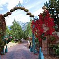 THE CHATEAU GATE AND ROMANTIC BRICK ROAD IN AUTUMN DECORATIONS.Tuz po wjezdzie na teren posiadlosci, zwraca uwage nie tylko bujna roslinnosc, lecz takze wielka roznorodnosc ziela lesnego - jasnozielona sciana brzoskwin, pas sosen, dabki i buki, dzikie...