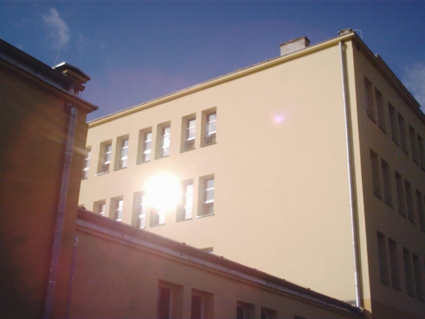 Słoneczko zajżało mi do obiektywu... #tomaszów #sp13 #szkoła